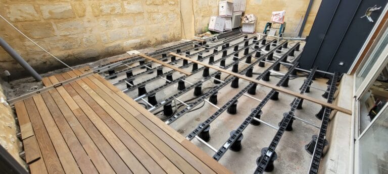 Structure de terrasse posée sur plots réglables, avant la pose des lames