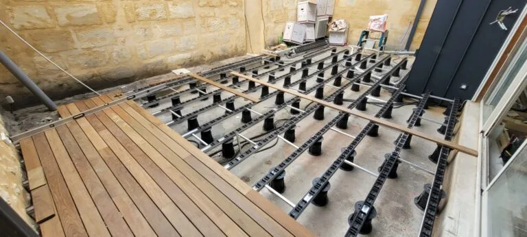 Structure de terrasse posée sur plots réglables, avant la pose des lames