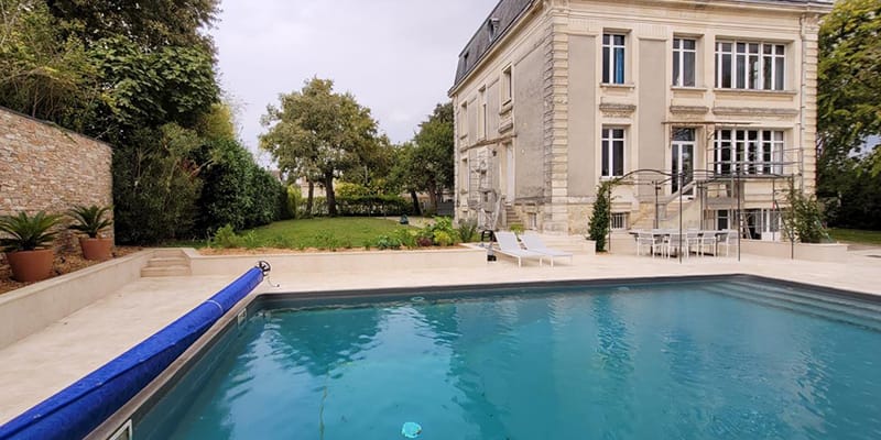 Grande propriété bordelaise avec piscine et pelouse en bordure