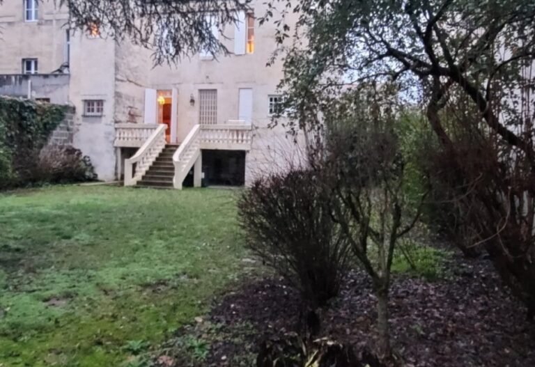 Jardin avant projet : pelouse irrégulière et arbres devant une maison en pierre