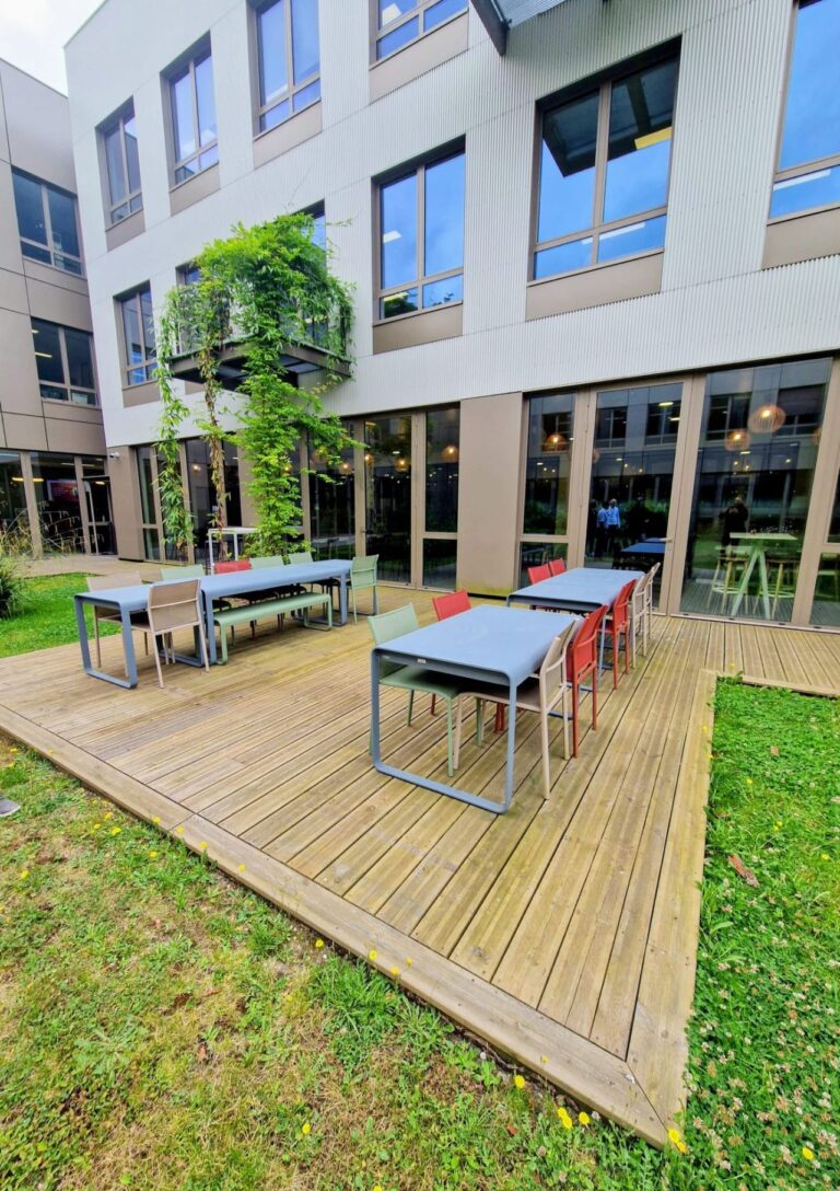 La terrasse de bureau : bien plus qu’une pause café