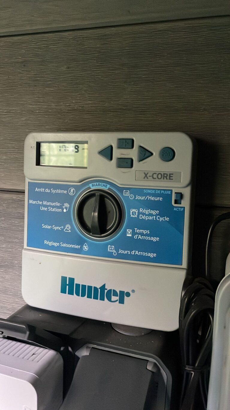 Molette d'un programmateur d'arrosage Hunter X-Core : arrêt du système, marche manuelle, réglage départ cycle, sonde de pluie active
